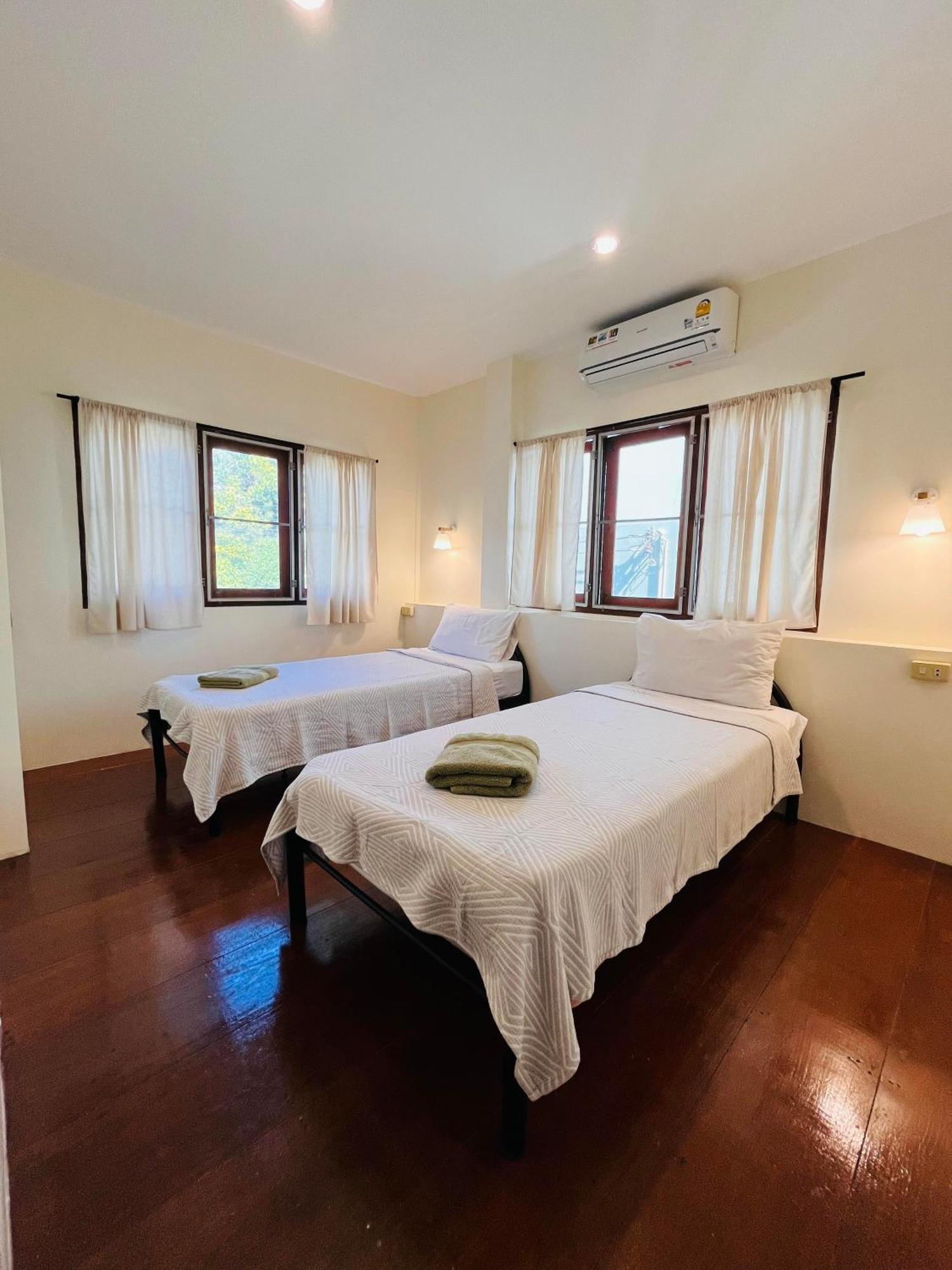 Number 4 Old Town Hostel Chiang Mai Buitenkant foto